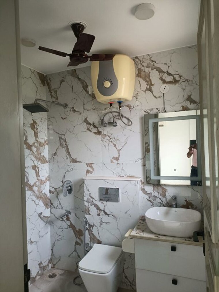 Bathroom, defence colony 3 Bedroom 217 Sq.Yd. Builder Floor In Defence Colony Delhi 10544410