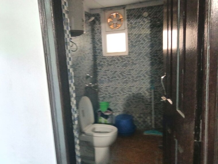 Bathroom, lr-bluemoon-homes 4 Bedroom 1925 Sq.Ft. Apartment In Raj Nagar Extension Ghaziabad 10544399