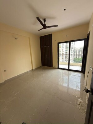 Room in 2 BHK Apartment at Ajnara Integrity, Raj Nagar Extension – for Rent