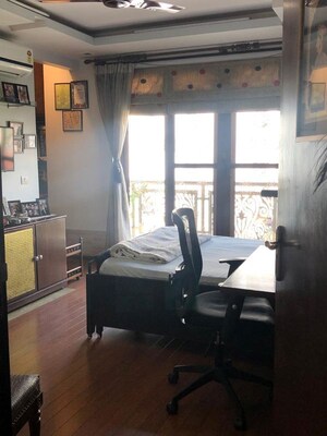 Team Area in 3 BHK Builder Floor at Defence Colony – for Rent