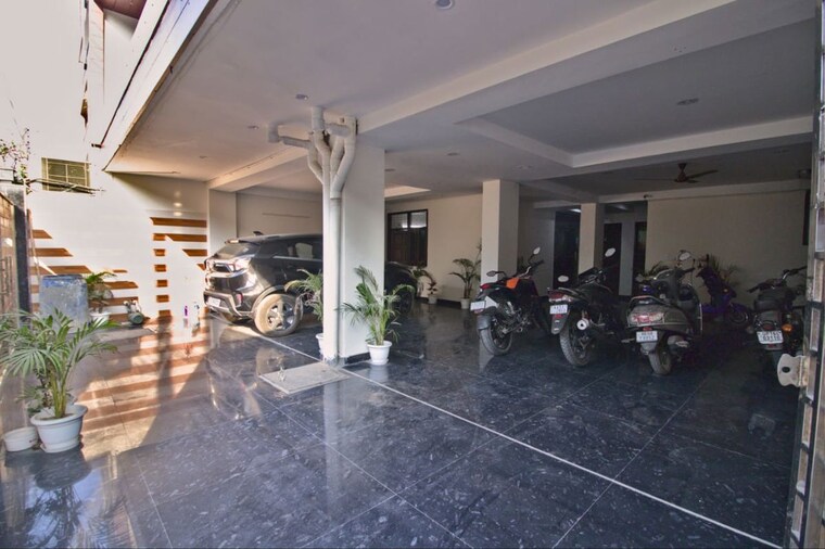  Parking, sector 52 1 Bedroom 215 Sq.Yd. Builder Floor In Sector 52 Gurgaon 10544502