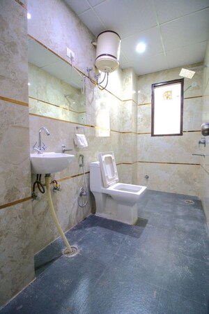 Bathroom in 1 BHK Builder Floor at Sector 52 – for Rent