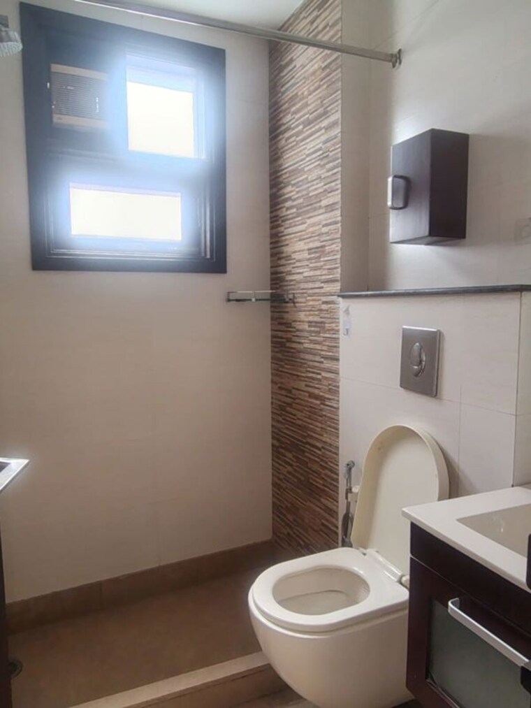 Bathroom, chittaranjan park 3 Bedroom 160 Sq.Yd. Builder Floor In Chittaranjan Park Delhi 10544585