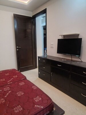 Furnished Amenities in 3 BHK Builder Floor at Chittaranjan Park – for Rent