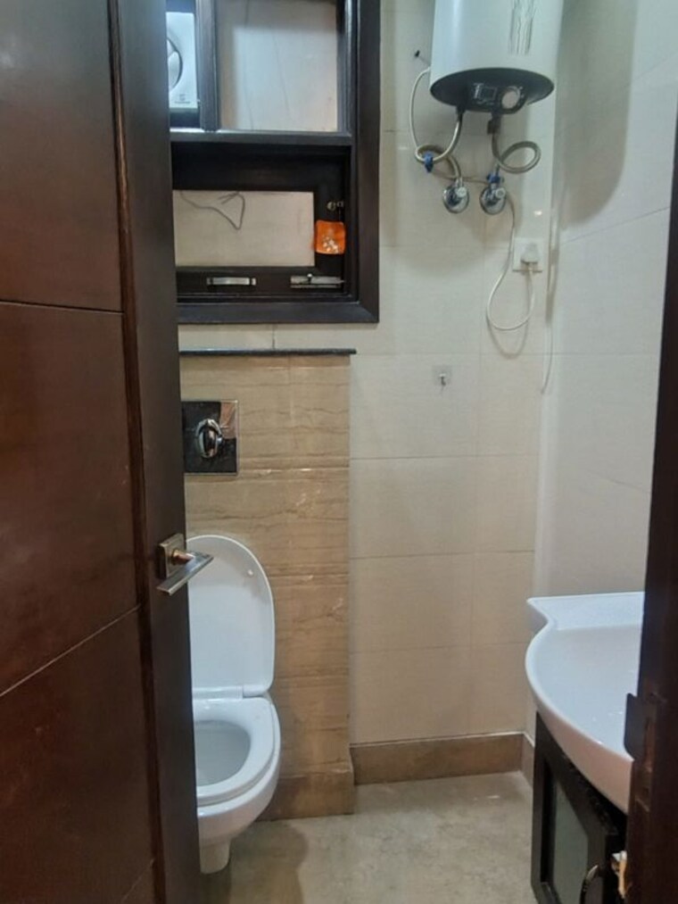 Bathroom, chittaranjan park 3 Bedroom 160 Sq.Yd. Builder Floor In Chittaranjan Park Delhi 10544585
