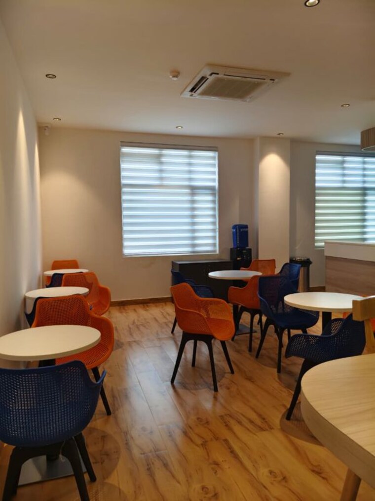 Living Room, sector 6 Commercial Office Space 7500 Sq.Ft. In Sector 6 Noida 10544617