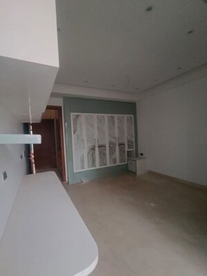 Room in 3 BHK Builder Floor at Sushant Lok Iii – for Rent