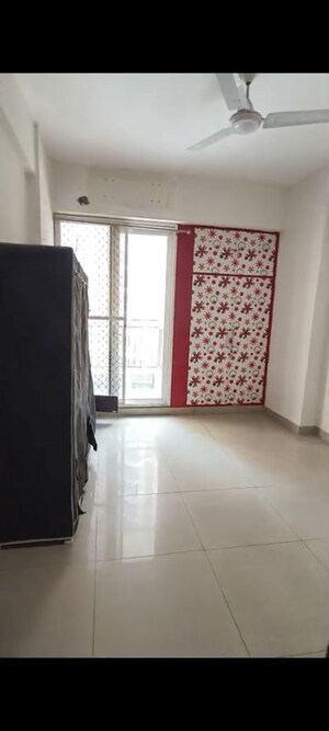 Room in 3 BHK Apartment at Exotica Dreamville, Sector 16c Greater Noida – for Rent