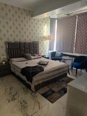 Room in 4 BHK Apartment at Sector 6 Dwarka – for Rent