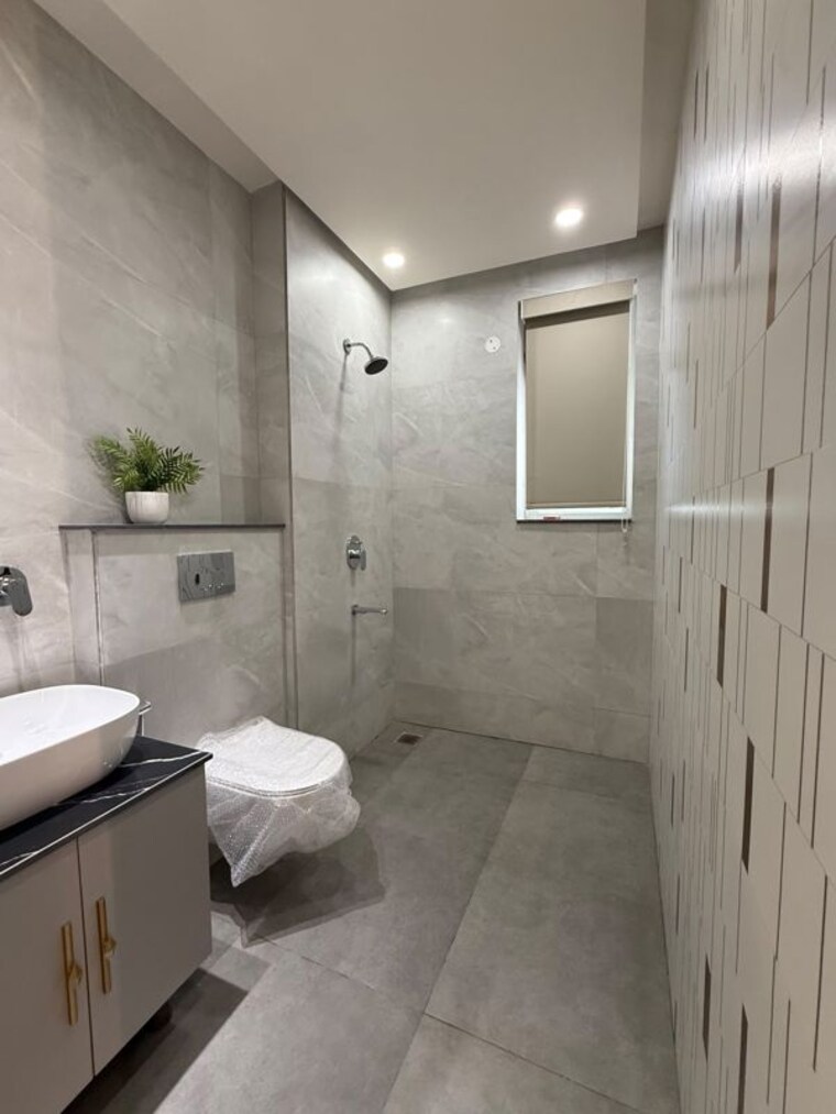 Bathroom, urban-the-zirk 3.5 Bedroom 2290 Sq.Ft. Apartment In Nabha Zirakpur 10431441