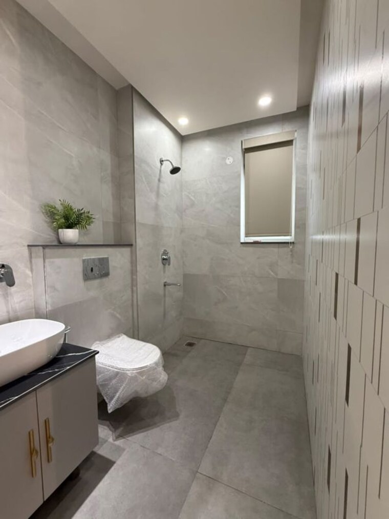 Bathroom, urban-the-zirk 3.5 Bedroom 2290 Sq.Ft. Apartment In Nabha Zirakpur 10431441
