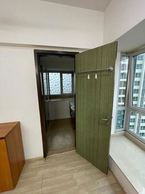 Room in 2.5 BHK Apartment at DB Woods, Goregaon East – for Rent