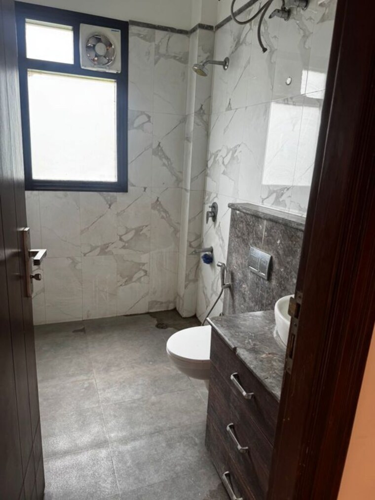 Bathroom, ss-mayfield-gardens 3 Bedroom 2700 Sq.Ft. Apartment In Sector 51 Gurgaon 10544938