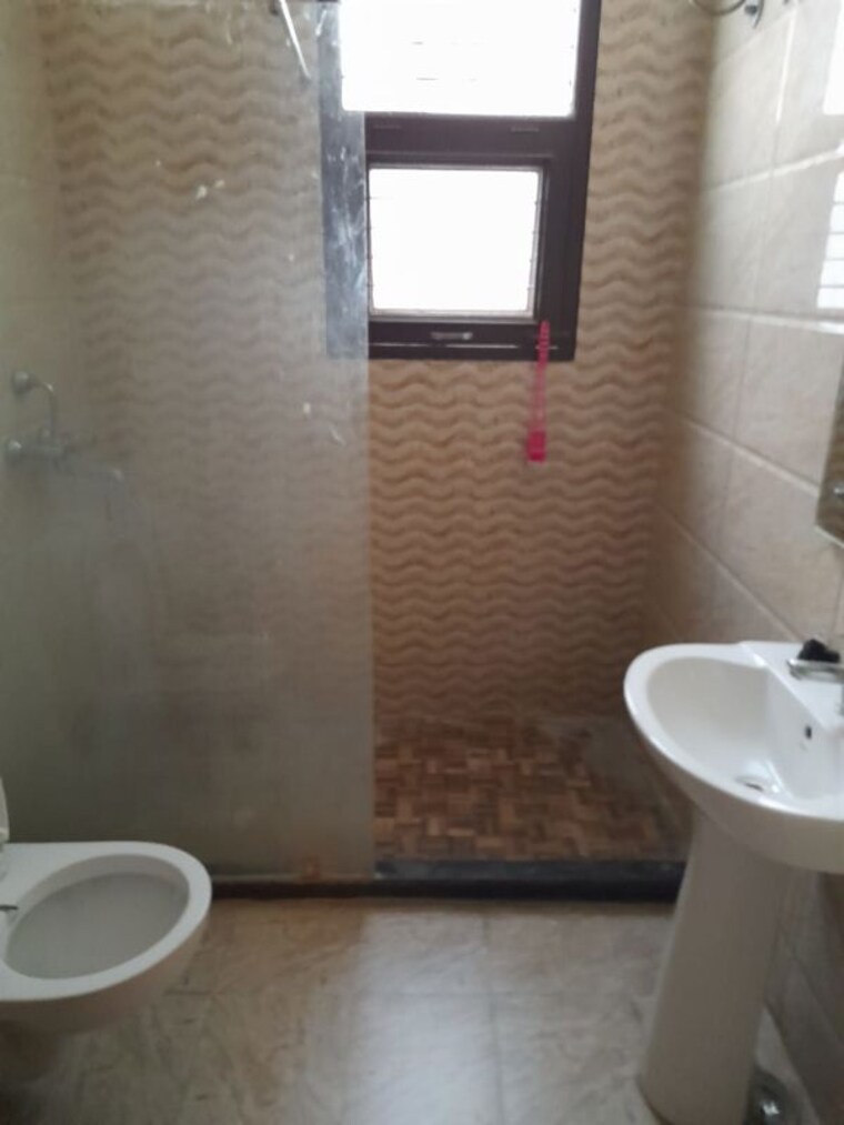 Bathroom, pir machalla 3 Bedroom 153 Sq.Yd. Builder Floor In Pir Machalla Zirakpur 10544967