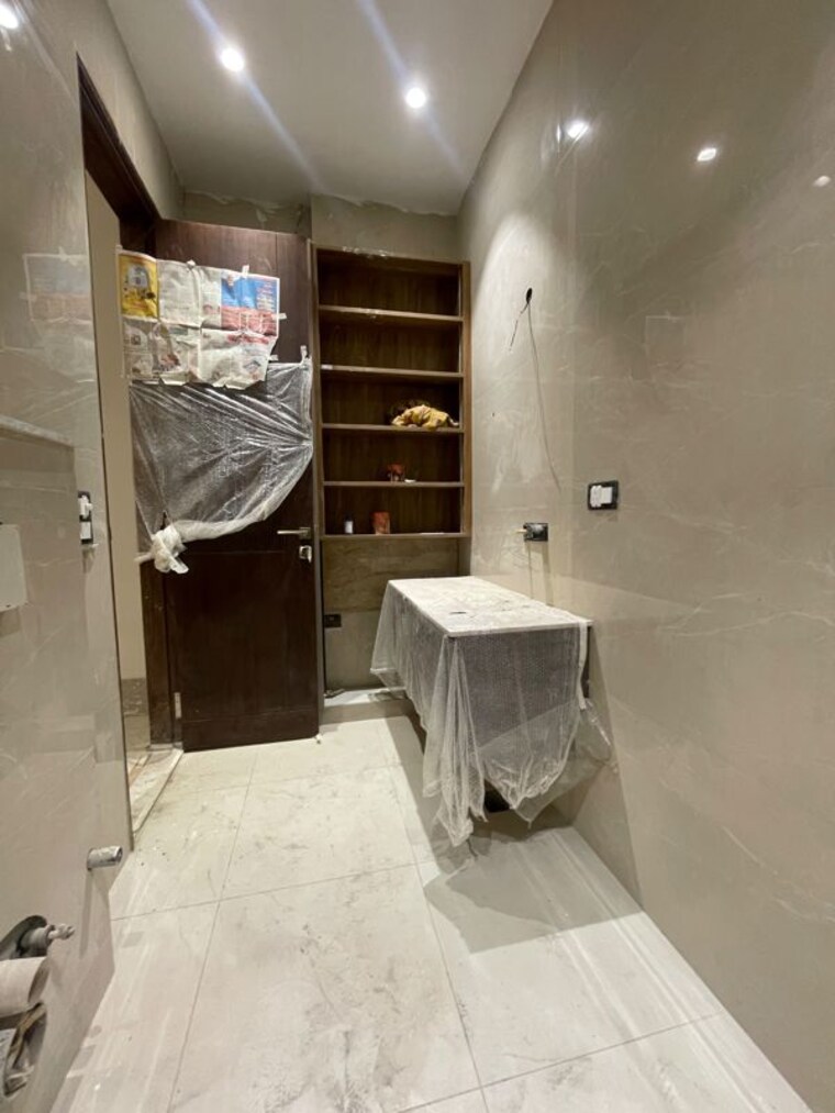 Bathroom, shakti nagar 4 Bedroom 242 Sq.Yd. Builder Floor In Shakti Nagar Delhi 10544979