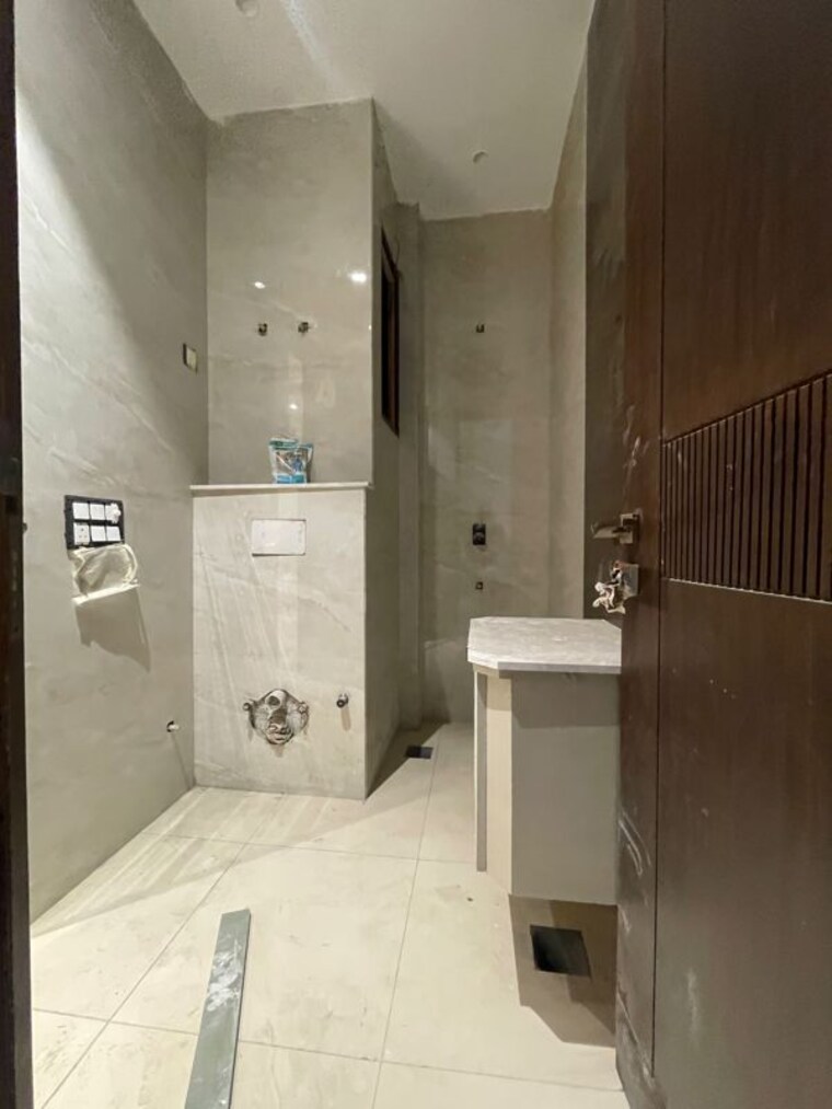 Bathroom, shakti nagar 4 Bedroom 242 Sq.Yd. Builder Floor In Shakti Nagar Delhi 10544979