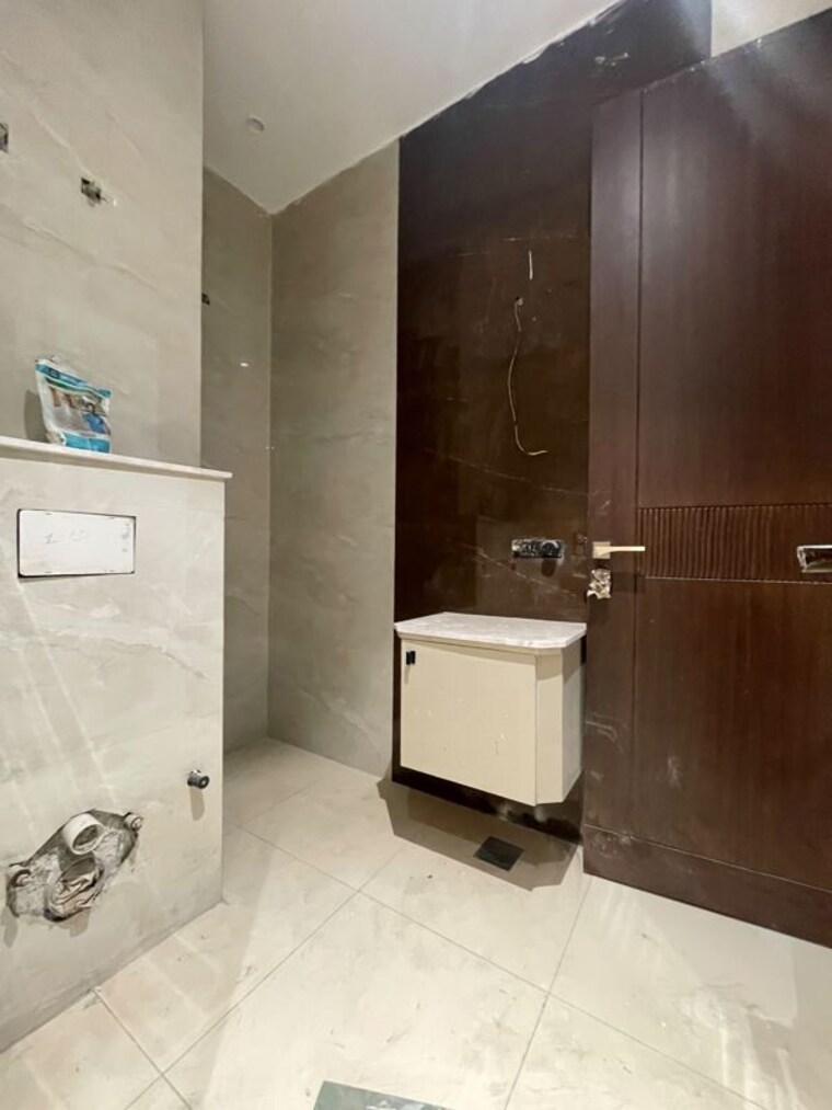 Bathroom, shakti nagar 4 Bedroom 242 Sq.Yd. Builder Floor In Shakti Nagar Delhi 10544979