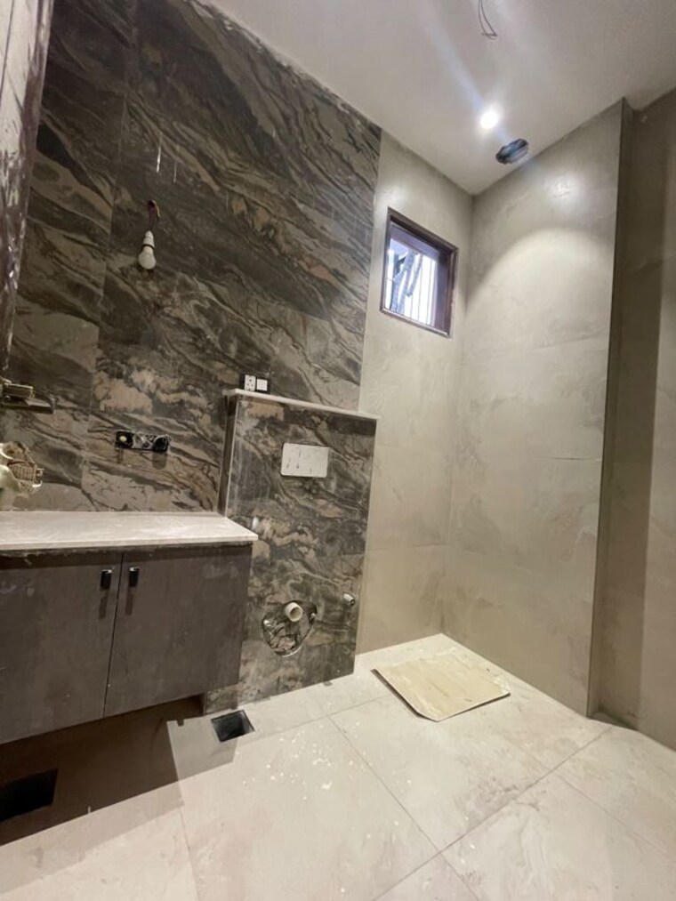 Bathroom, shakti nagar 4 Bedroom 242 Sq.Yd. Builder Floor In Shakti Nagar Delhi 10544979