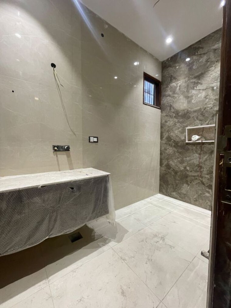 Bathroom, shakti nagar 4 Bedroom 242 Sq.Yd. Builder Floor In Shakti Nagar Delhi 10544979