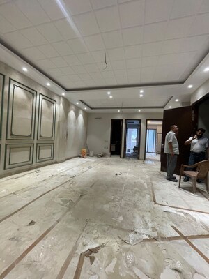 Parking in 4 BHK Builder Floor at Shakti Nagar – for Sale