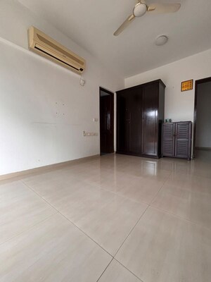 Room in 4 BHK Apartment at Oxford Hallmark, Koregaon Park – for Rent