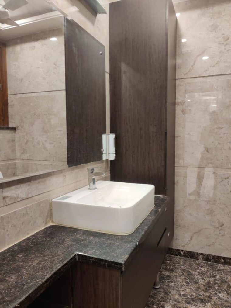 Bathroom, sector 46 4 Bedroom 275 Sq.Yd. Builder Floor In Sector 46 Gurgaon 10545048
