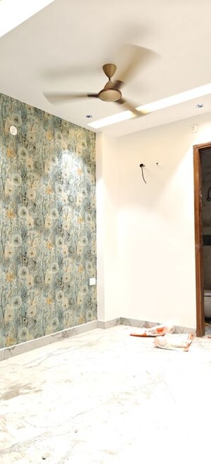 Furnished Amenities in 3 BHK Builder Floor at Pratap Vihar – for Sale
