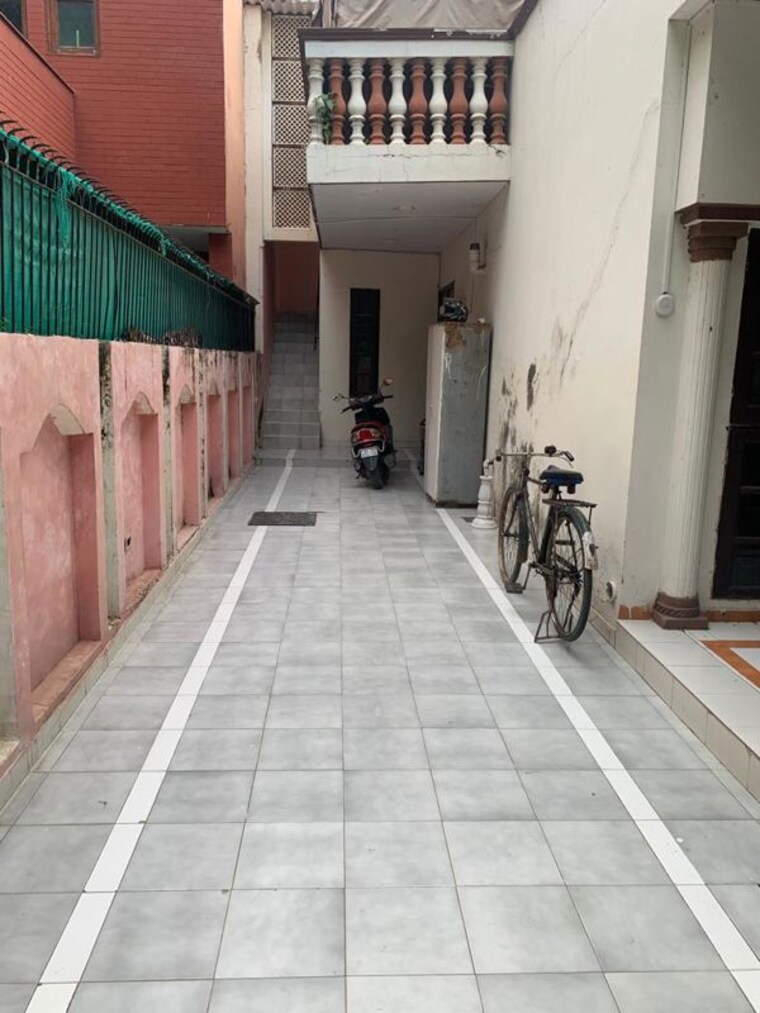 Balcony, dlf phase i 3 Bedroom 200 Sq.Yd. Independent House In Dlf Phase I Gurgaon 10545121