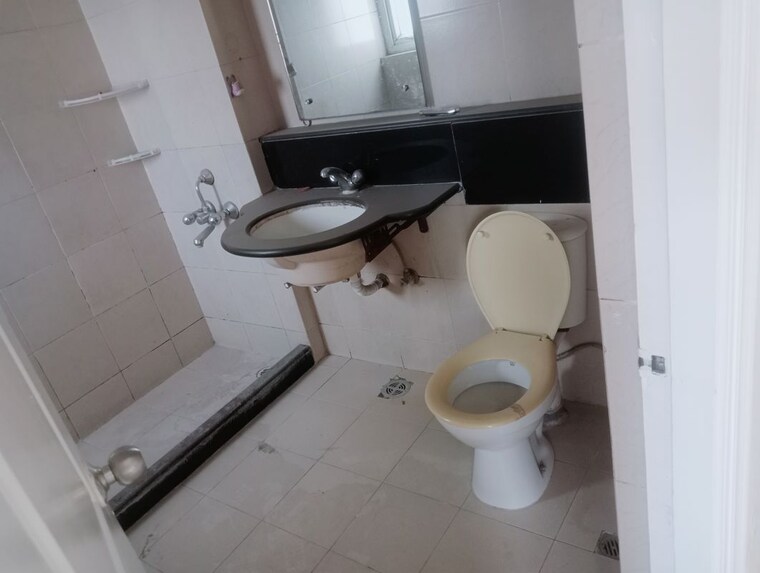 Bathroom, unitech-the-residences-sector-33 3.5 Bedroom 1550 Sq.Ft. Apartment In Sector 33 Gurgaon 10545093