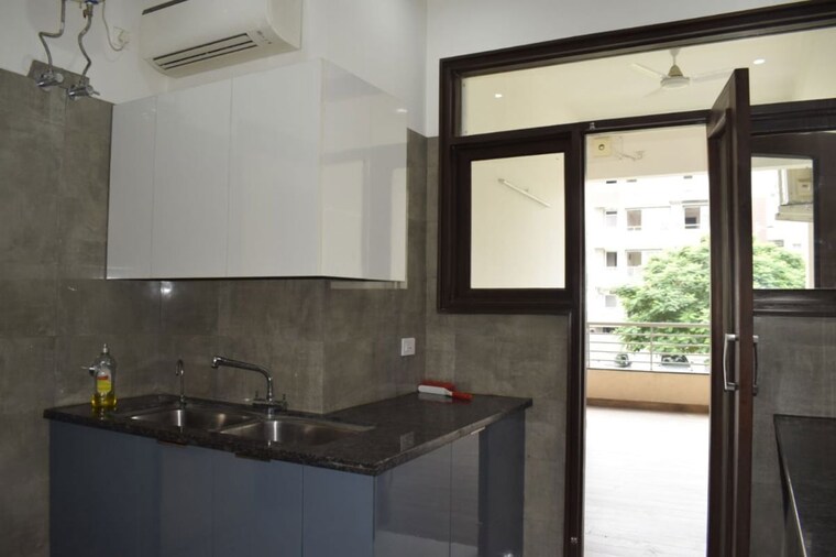 Kitchen, suncity 3.5 Bedroom 3228 Sq.Ft. Builder Floor In Suncity Gurgaon 10545169