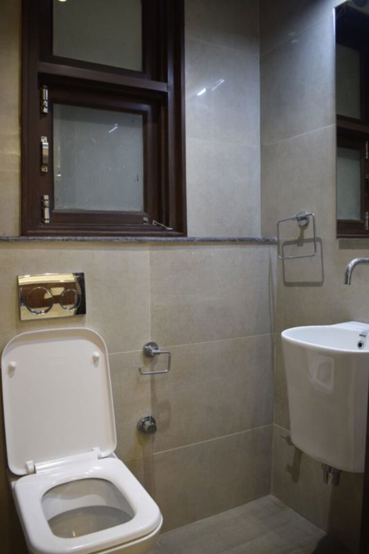 Bathroom, suncity 3.5 Bedroom 3228 Sq.Ft. Builder Floor In Suncity Gurgaon 10545169