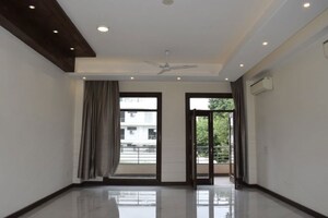 Building Lobby in 3.5 BHK Builder Floor at Suncity – for Rent