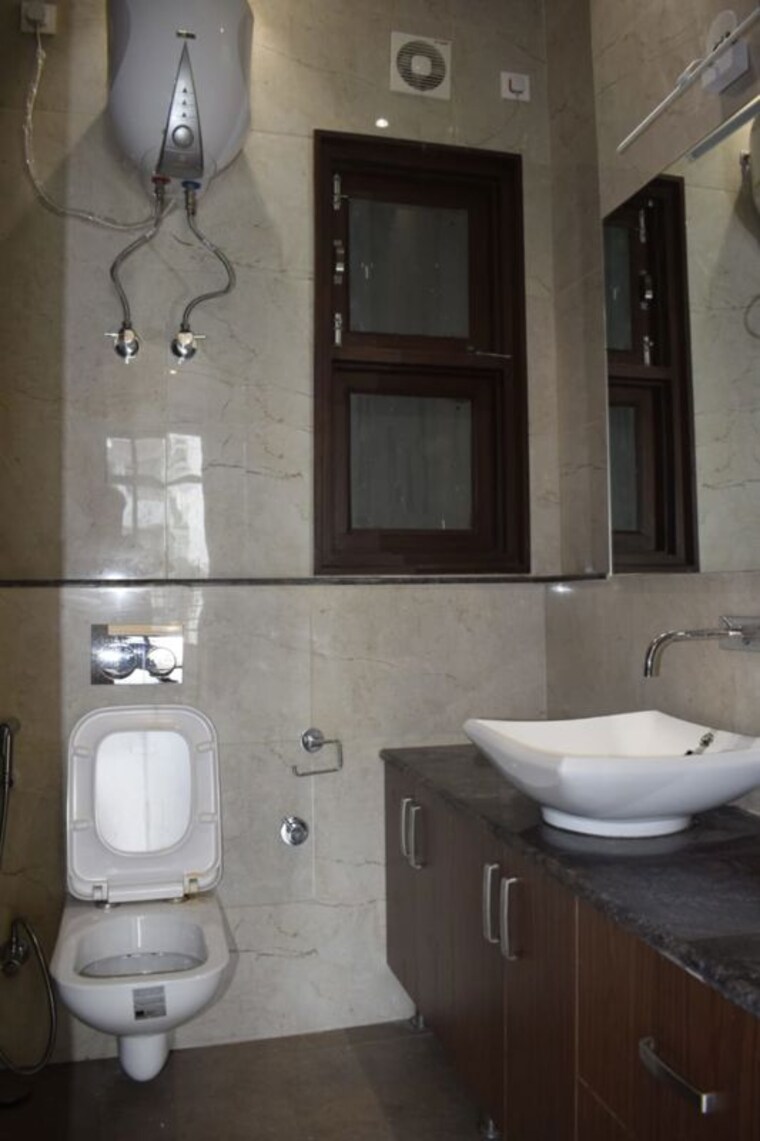 Bathroom, suncity 3.5 Bedroom 3228 Sq.Ft. Builder Floor In Suncity Gurgaon 10545169