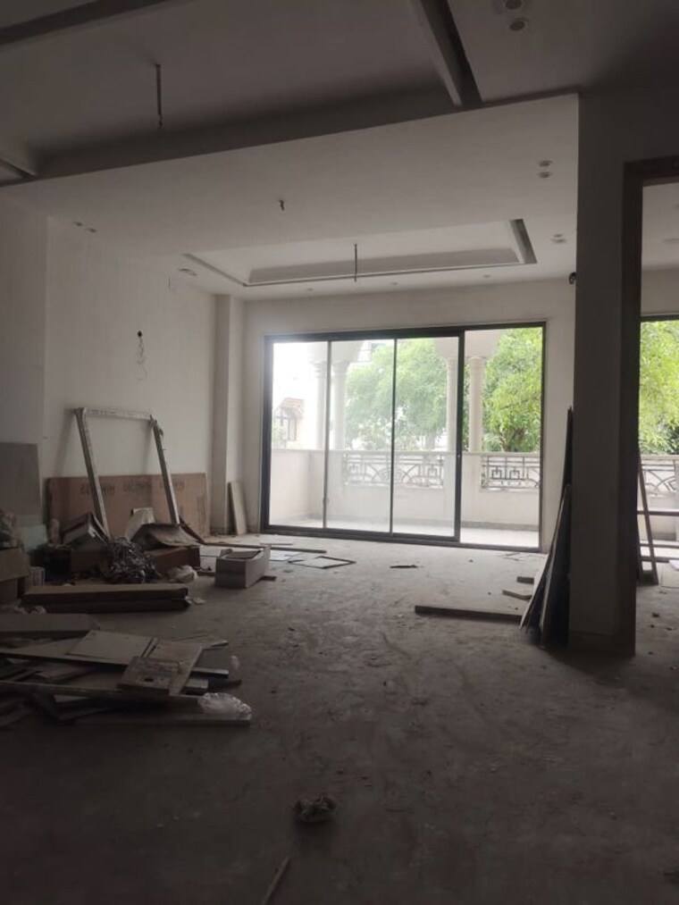  Parking, new friends colony 4 Bedroom 4500 Sq.Ft. Builder Floor In New Friends Colony Delhi 10545247