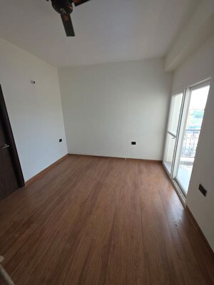 Room in 4 BHK Apartment at Antriksh Green Kaushambi, Dabur Chowk – for Rent