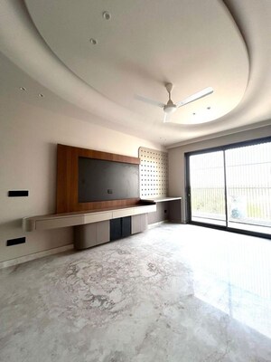 Room in 4 BHK Builder Floor at Dlf City Phase 3 – for Rent