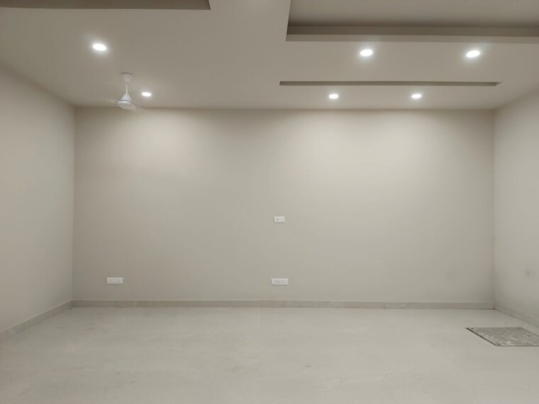 Room, greater kailash Commercial Office Space 1800 Sq.Ft. In Greater Kailash Delhi 10545367