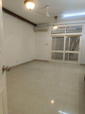 Room in 3 BHK Builder Floor at Unitech South City II, Sector 50 – for Rent