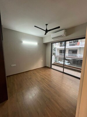 Room in 3 BHK Apartment at Signature Global City 63A, Sector 63a – for Rent