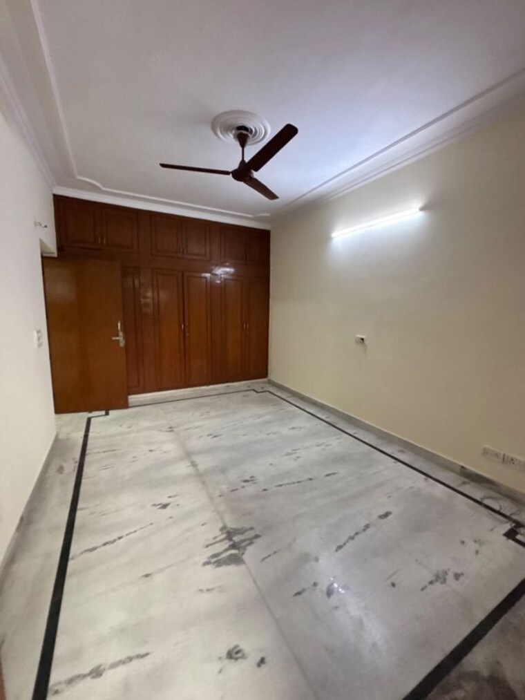 Room, sector 14 4 Bedroom 350 Sq.Yd. Independent House In Sector 14 Gurgaon 10545382