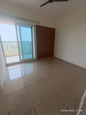 Room in 3 BHK Apartment at Gaur Atulyam, Omicron I Greater Noida – for Rent