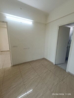 Room in 3 BHK Apartment at Gaur Atulyam, Omicron I Greater Noida – for Rent
