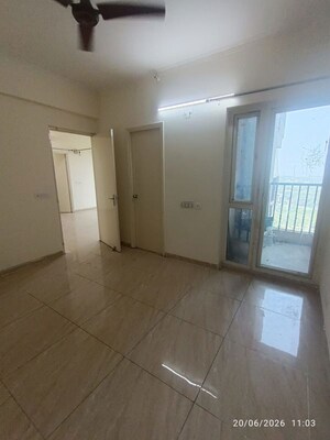 Room in 3 BHK Apartment at Gaur Atulyam, Omicron I Greater Noida – for Rent