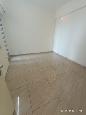 Room in 3 BHK Apartment at Gaur Atulyam, Omicron I Greater Noida – for Rent