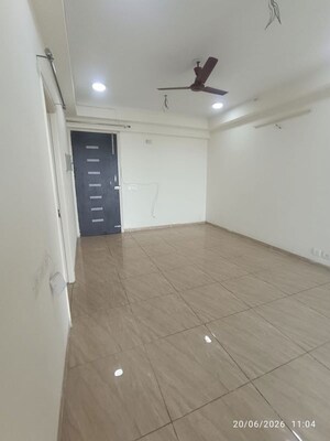 Room in 3 BHK Apartment at Gaur Atulyam, Omicron I Greater Noida – for Rent