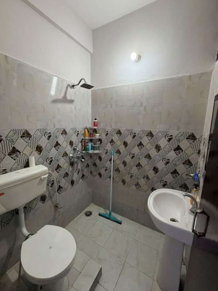 Bathroom, guru-nanak-enclave 3 Bedroom 100 Sq.Ft. Builder Floor In Dhakoli Zirakpur 10545641