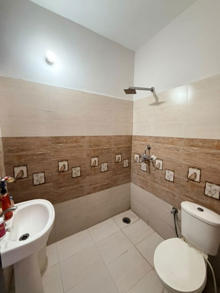 Bathroom, guru-nanak-enclave 3 Bedroom 100 Sq.Ft. Builder Floor In Dhakoli Zirakpur 10545641