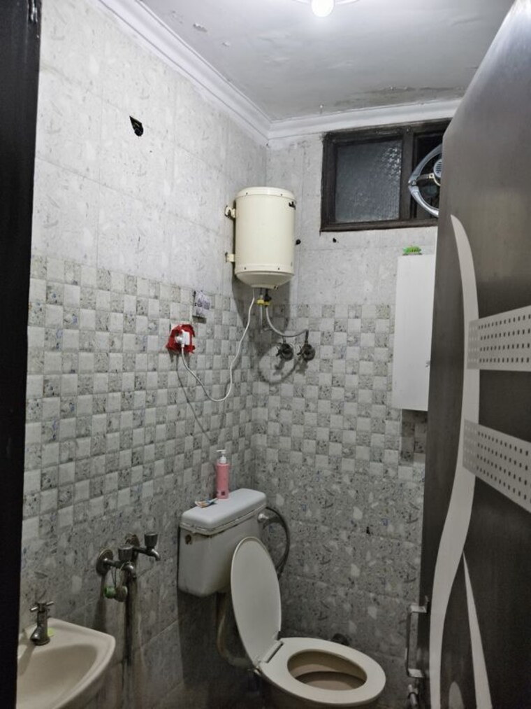 Bathroom, govindpuri 2 Bedroom 55 Sq.Yd. Builder Floor In Govindpuri Delhi 10545638