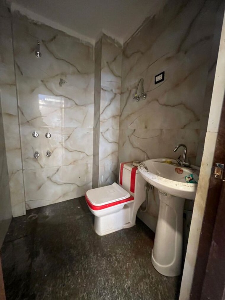 Bathroom, chattarpur 2 Bedroom 850 Sq.Ft. Builder Floor In Chattarpur Delhi 10545682