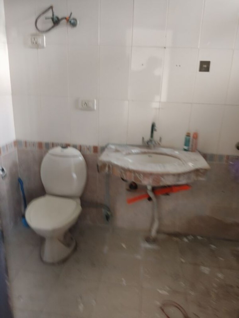 Bathroom, sector 46 3 Bedroom 1450 Sq.Ft. Apartment In Sector 46 Faridabad 10545680
